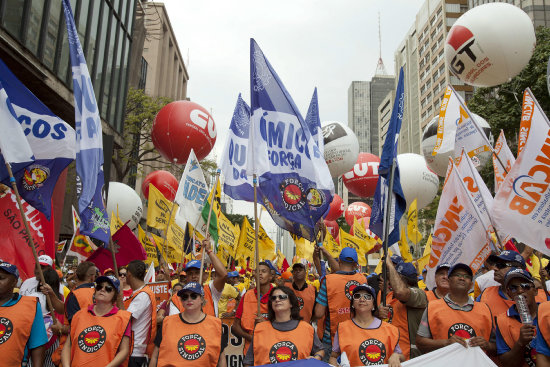 DESCONTENTO. Trabajadores brasileos recorren calles de la ciudad de Sao Paulo