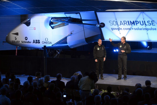 AVANCES. Andre Borschberg (dcha), y el presidente fundador del proyecto Bertrand Piccard.