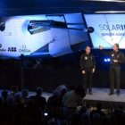 AVANCES. Andre Borschberg (dcha), y el presidente fundador del proyecto Bertrand Piccard.