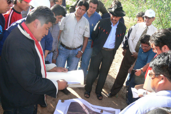 INSPECCIN. El alcalde interino de Sucre y el Gobernador de Chuquisaca, junto a sus equipos tcnicos visitaron, ayer, la zona de Rumi Rumi.