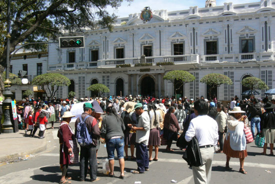 PROTESTA. Decenas de comerciantes.