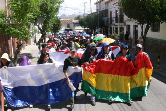 PROTESTA. Los estudiantes en la marcha de ayer despus de levantar el bloqueo.