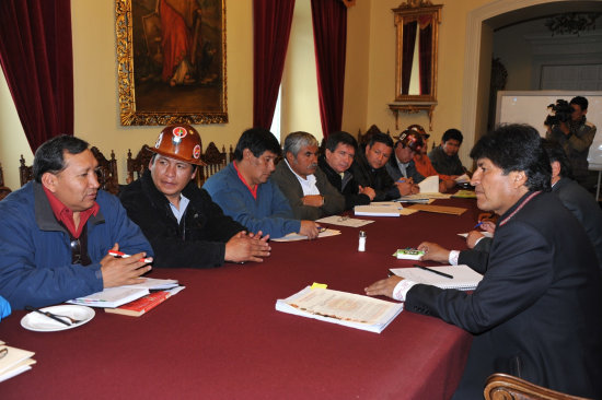 NEGOCIACIN. El Gobierno y los trabajadores sindicalizados debaten el tema del incremento salarial en comisiones de trabajo.