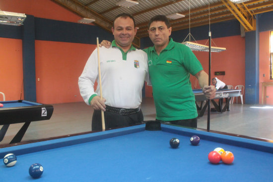 Los billaristas cruceos Miguel Brito (d) y Aldo Alba ocuparon el primer y segundo lugar en Pool Bola 9, respectivamente.