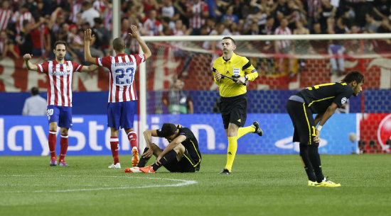 Los jugadores del Atltico celebran la clasificacin ante la desazn del Bara