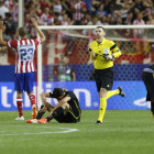 Los jugadores del Atltico celebran la clasificacin ante la desazn del Bara