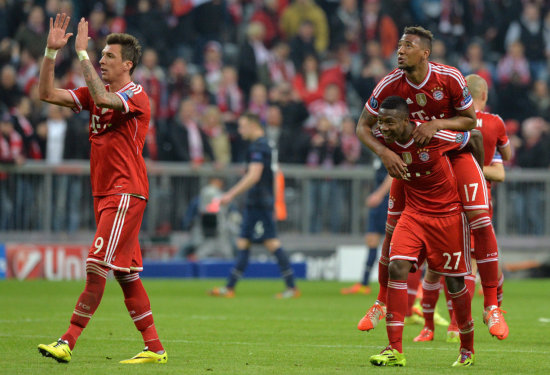 Los jugadores del Bayern festejan la clasificacin a semifinales.