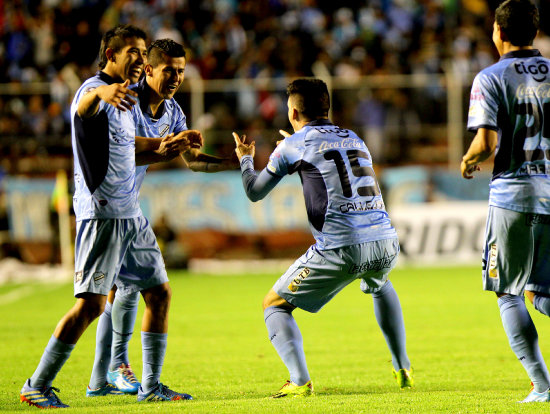 Una de las dos celebraciones de los celestes al anotar frente al Emelec; al lado, una escena del partido en la que los jugadores ecuatorianos presionan sobre el arco de Romel Quinez.