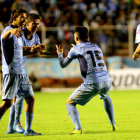 Una de las dos celebraciones de los celestes al anotar frente al Emelec; al lado, una escena del partido en la que los jugadores ecuatorianos presionan sobre el arco de Romel Quinez.