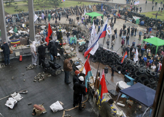 SEPARATISTAS. Manifestantes prorrusos protestan frente al edificio ocupado de la sede gubernamental de Donetsk, Ucrania.