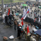 SEPARATISTAS. Manifestantes prorrusos protestan frente al edificio ocupado de la sede gubernamental de Donetsk, Ucrania.