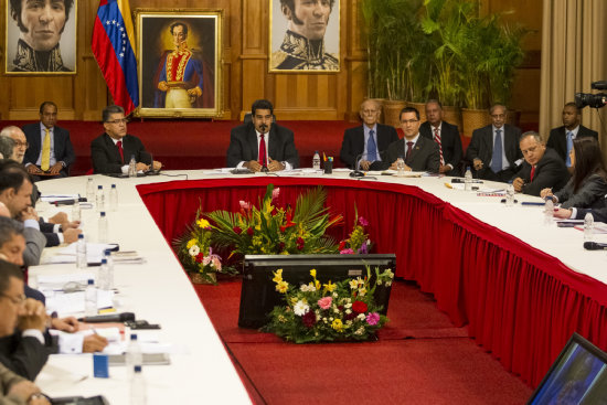 ENCUENTRO. El presidente venezolano, Nicols Maduro (c), y su equipo de Gobierno se renen con los miembros de la Mesa de Unidad Nacional.