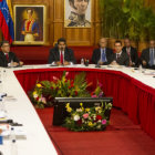 ENCUENTRO. El presidente venezolano, Nicols Maduro (c), y su equipo de Gobierno se renen con los miembros de la Mesa de Unidad Nacional.