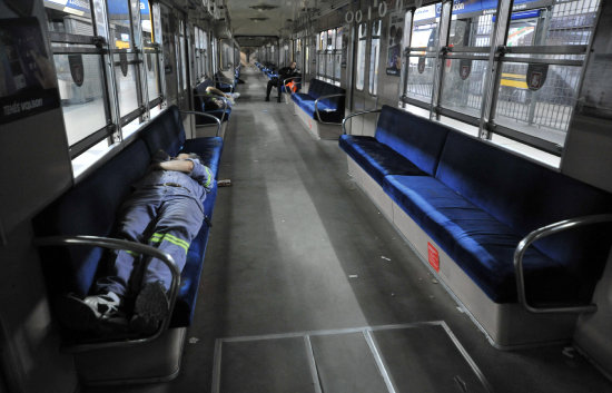 PARO. Un hombre duerme en un vagn de metro vacio a raz de la huelga general.