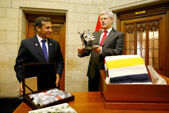 VISITA. Ollanta Humala y Stephen Harper intercambian obsequios en Ottawa, ayer.