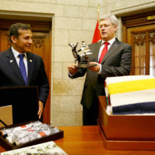 VISITA. Ollanta Humala y Stephen Harper intercambian obsequios en Ottawa, ayer.