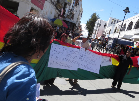 PROTESTA. Comerciantes bloquearon las calles tanto del centro de la ciudad como de las zonas del Mercado Campesino y El Morro.