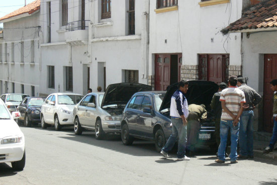 FILAS. Propietarios de vehculos esperan su turno para ingresar al taller y cumplir con la revisin tcnica vehicular.