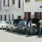 FILAS. Propietarios de vehculos esperan su turno para ingresar al taller y cumplir con la revisin tcnica vehicular.