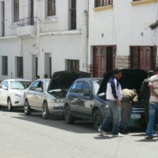 FILAS. Propietarios de vehculos esperan su turno para ingresar al taller y cumplir con la revisin tcnica vehicular.