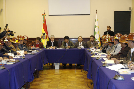 ENCUENTRO. El presidente Evo Morales encabez, ayer, la reunin con los cooperativistas mineros sobre el proyecto de la ley minera.