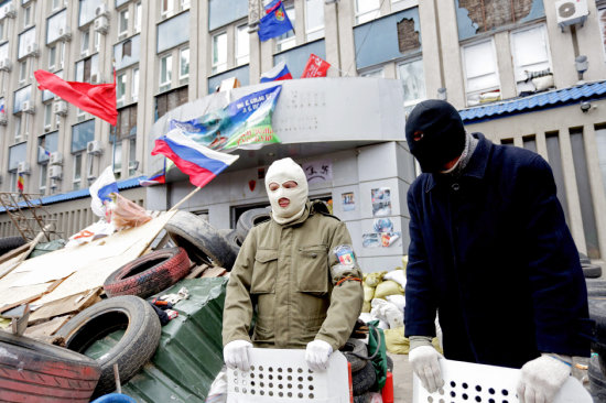 TENSIN. Activistas prorrusos se manifiestan frente a un edificio pblico en Donetsk.