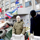 TENSIN. Activistas prorrusos se manifiestan frente a un edificio pblico en Donetsk.