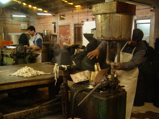 INDUSTRIA. Los artculos de sombreros y fustes del Departamento figuran entre las principales exportaciones de la regin en productos no tradicionales, seguido del rubro de la industria alimentaria.