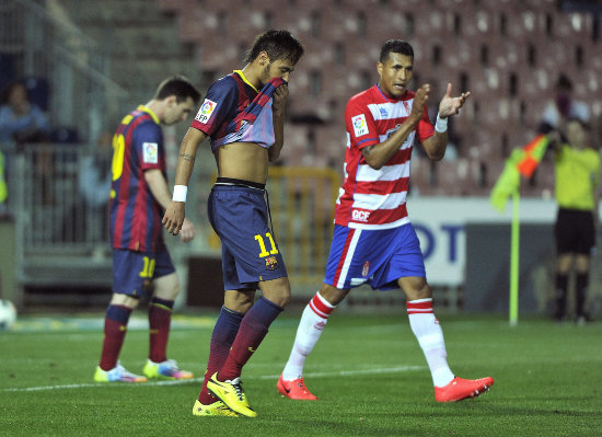 Neymar resignado a la derrota del Barcelona; abajo, el volante del Real Di Mara (d) es felicitado por su gol.