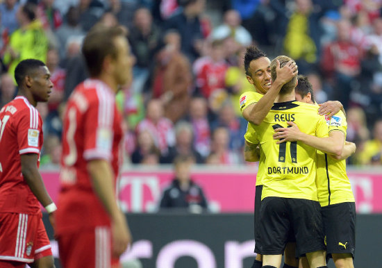 Marco Reus (d), del Borussia, festeja el gol anotado al Bayern Mnich.