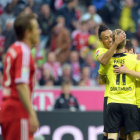 Marco Reus (d), del Borussia, festeja el gol anotado al Bayern Mnich.