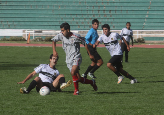 El jugador de Fancesa Paolo Montoya (c) controla la pelota ante la marca de Juan Daniel Salaberry.