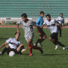 El jugador de Fancesa Paolo Montoya (c) controla la pelota ante la marca de Juan Daniel Salaberry.