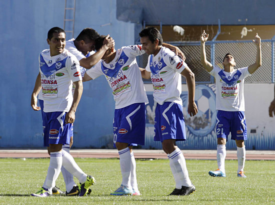 Los jugadores de San Jos celebran uno de los goles del triunfo ayer, sobre Sport Boys, en el estadio Jess Bermdez de Oruro.