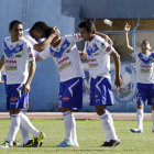 Los jugadores de San Jos celebran uno de los goles del triunfo ayer, sobre Sport Boys, en el estadio Jess Bermdez de Oruro.