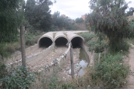 ABIERTO. Al menos dos tramos del embovedado de la quebrada de Quirpinchaca, contiguo al barrio Huerta Urriolagoita, permanecen abiertos, lo que despide fuertes olores insalubres, segn los vecinos.