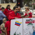 ANIVERSARIO. Maduro habla ante sus seguidores concentrados en Caracas.