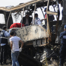 SINIESTRO. Autoridades recuperan los restos de las vctimas en el autobs accidentado.