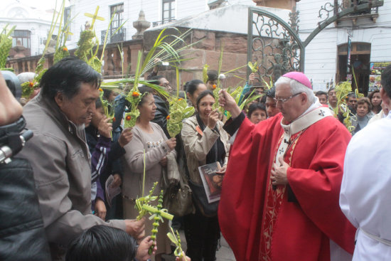 DOMINGO DE RAMOS. Antes de la eucarista, en el ingreso a la Catedral, el Arzobispo bendijo las palmas de decenas de fieles.