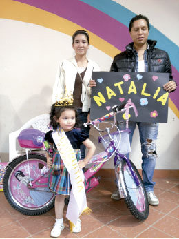 GANADORA. Natalia junto a sus padres.