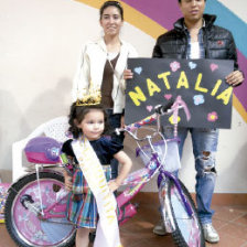 GANADORA. Natalia junto a sus padres.