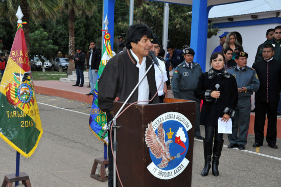 ESPERANZADO. El presidente Evo Morales, en el momento de su partida a Holanda, donde entregar la memoria histrica de la demanda martima.