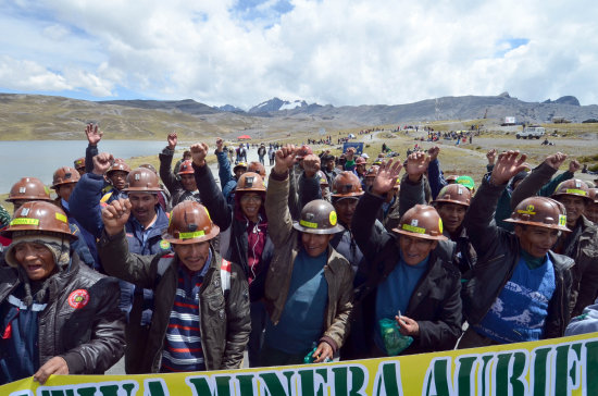 BLOQUEO. La movilizacin de los mineros, en pasados das, dej saldo de dos muertos.