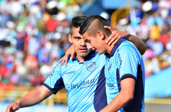 El defensor Ronald Eguino (d) anot el gol del transitorio empate para Bolvar, que luego termin ganando el partido a Wilstermann, en Cochabamba.