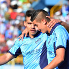 El defensor Ronald Eguino (d) anot el gol del transitorio empate para Bolvar, que luego termin ganando el partido a Wilstermann, en Cochabamba.