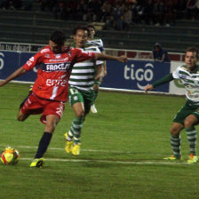 El momento en que Palavicini se alista para rematar y anotar el segundo gol de Universitario; abajo, una escena del partido en la que aparecen Jorge Cullar (i) y Miguel Hoyos (d).