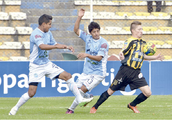 El volante atigrado Alejandro Chumacero domina el baln con el pecho ante la mirada de dos jugadores del cuadro de Aurora, en el cotejo de ayer.