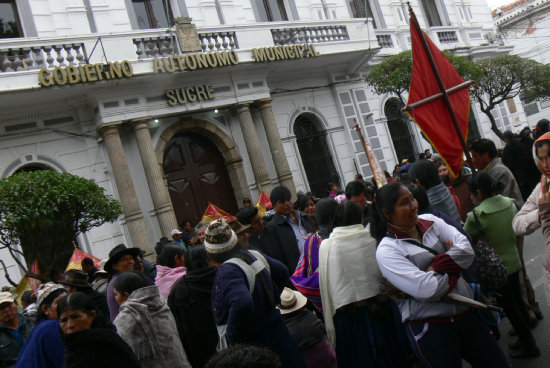 MOVILIZACIONES. Por un lado, los vecinos exigian el cumplimiento de las ordenanzas; por otro lado, los comerciantes pedan la destitucin del Intendente Municipal.