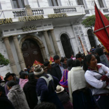 MOVILIZACIONES. Por un lado, los vecinos exigian el cumplimiento de las ordenanzas; por otro lado, los comerciantes pedan la destitucin del Intendente Municipal.