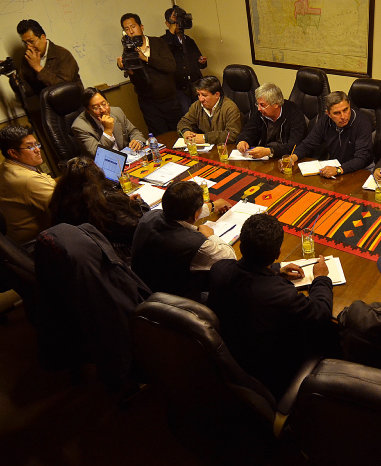 ENCUENTRO. El ministro Luis Arce se reuni con la dirigencia de los trabajadores.